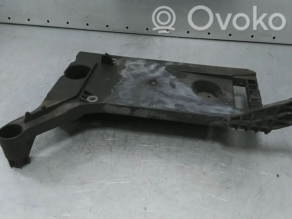 Volkswagen PASSAT B8 Vassoio scatola della batteria