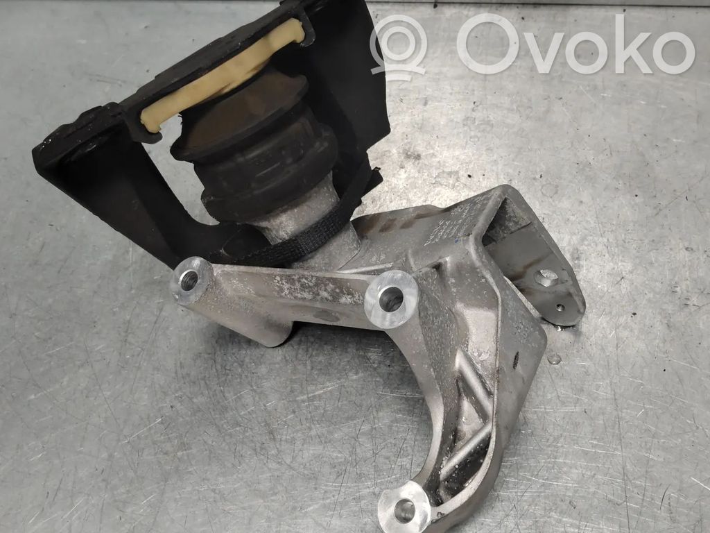 Volvo XC90 Engine mount bracket 