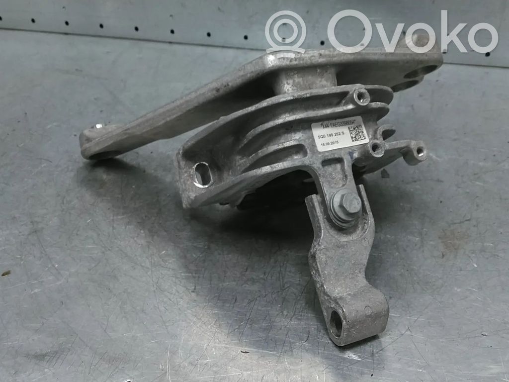 Volkswagen Golf VII Engine mount bracket 