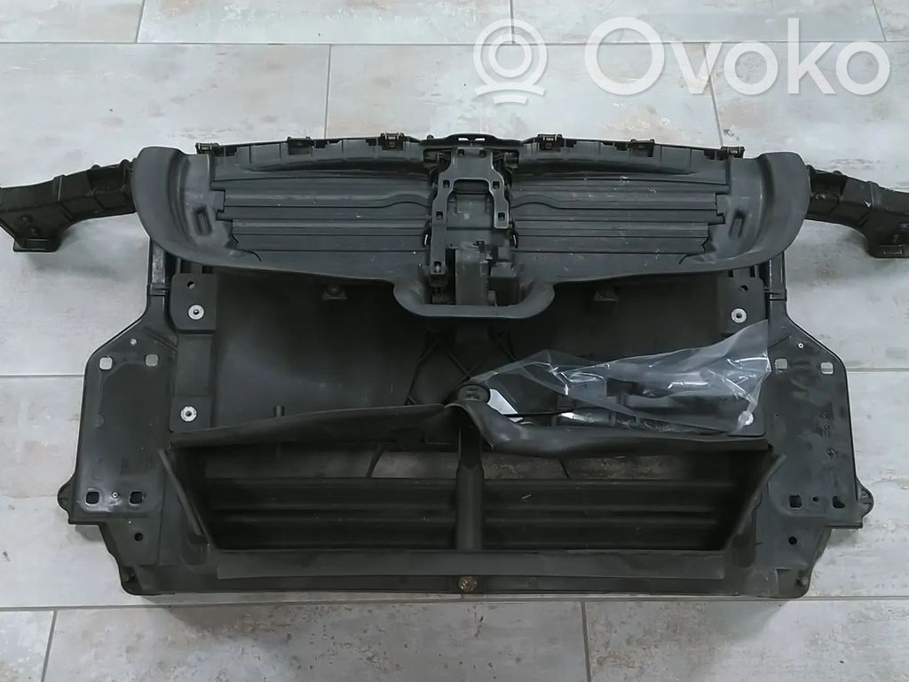 BMW 1 E81 E87 Radiatorių panelė 