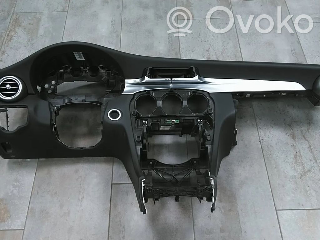 Mercedes-Benz C W205 Panel de instrumentos 