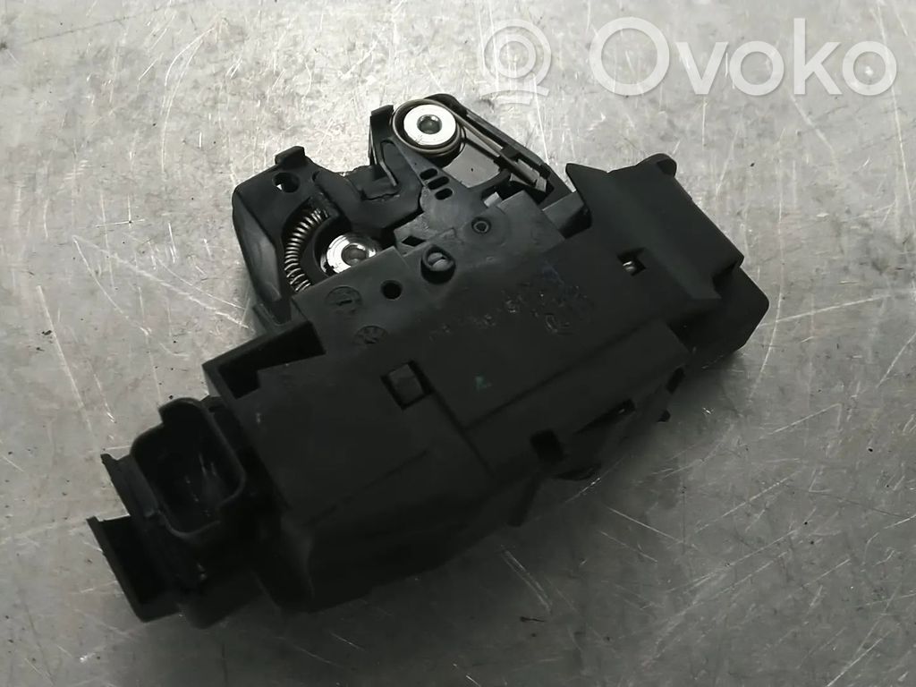 Opel Astra L Zamek klapy tylnej / bagażnika 