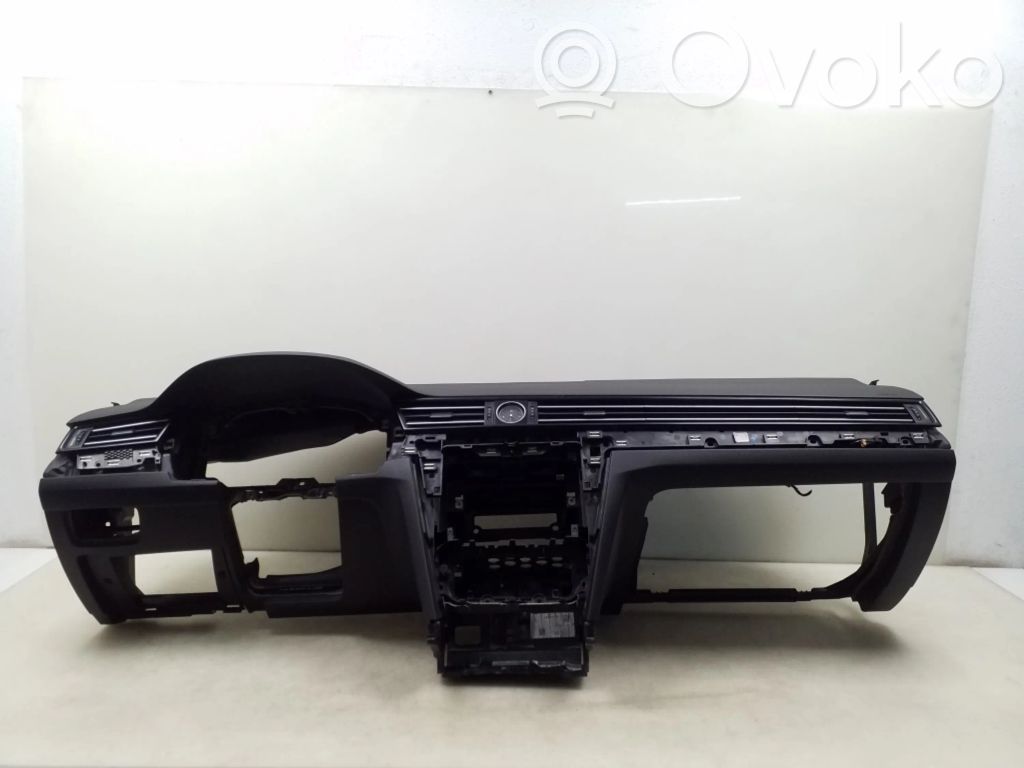Volkswagen PASSAT B8 Deska rozdzielcza 