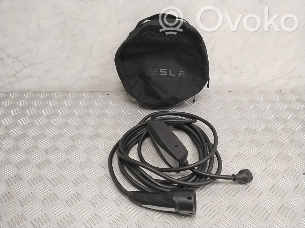 Tesla Model 3 Muu johtosarja 