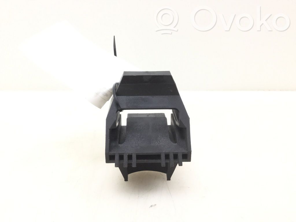 Radiator mount bracket   1436264