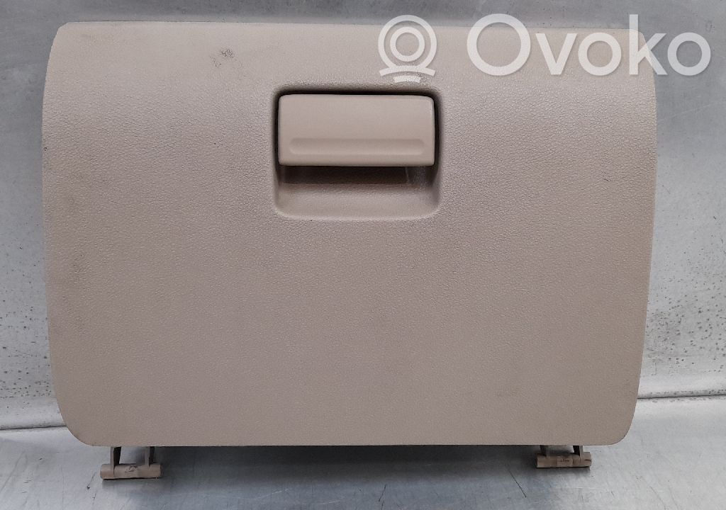 Glove box   1369499