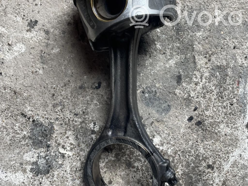 Piston avec bielle