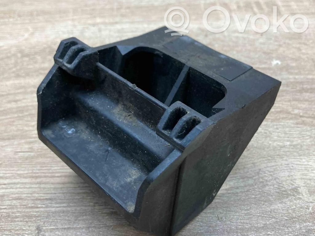Radiator mount bracket   7542517,10808612