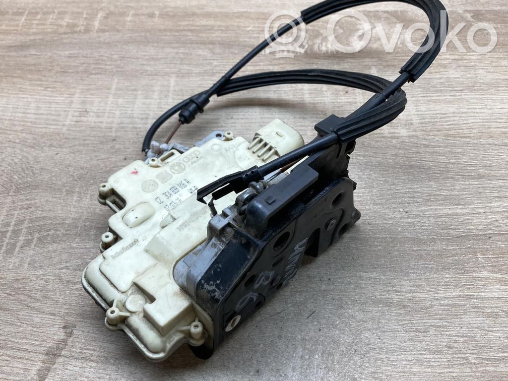 Volkswagen PASSAT B6 Rear door lock 