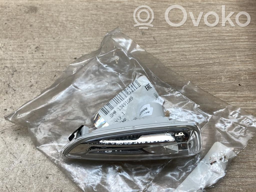 Opel Astra J Semnalizator bară față 