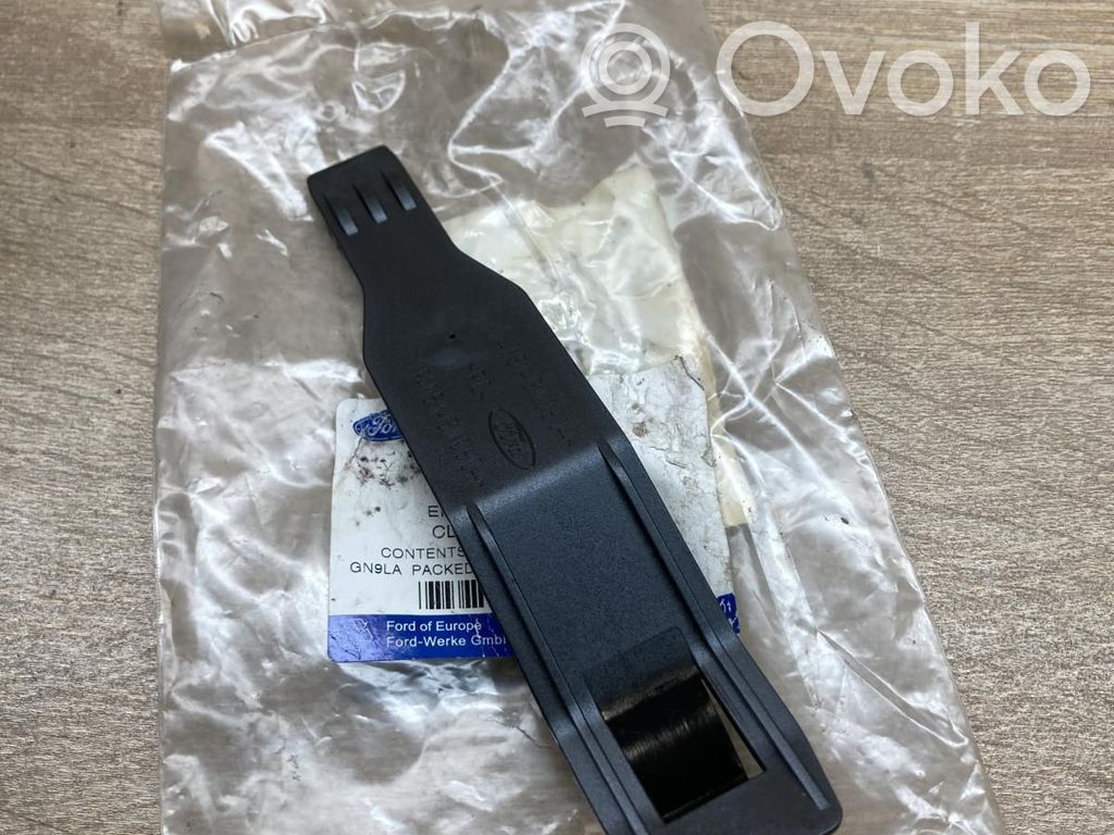 Ford Focus Headlight/headlamp mounting bracket 