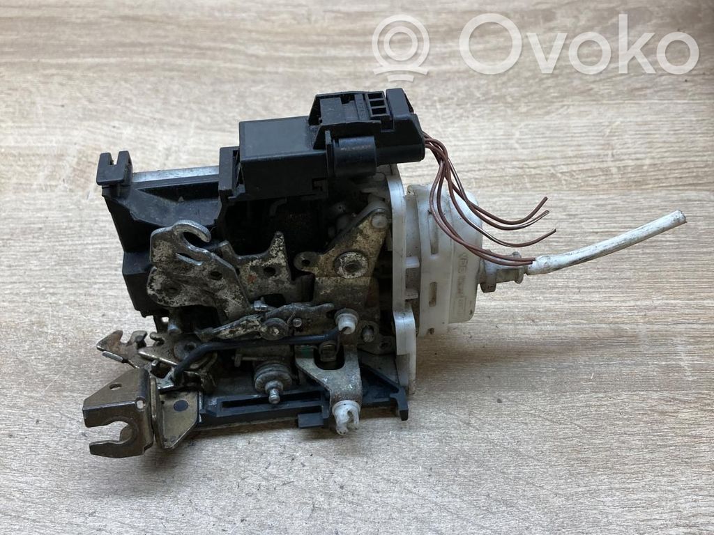 Audi A4 S4 B5 8D Priekšpusē slēdzene 