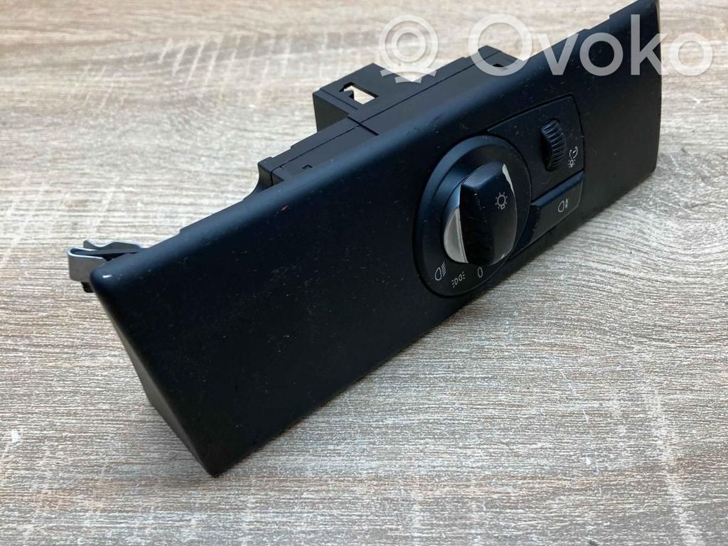 Light switch   6988553