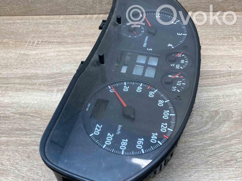 Audi A4 S4 B5 8D Geschwindigkeitsmesser Cockpit 