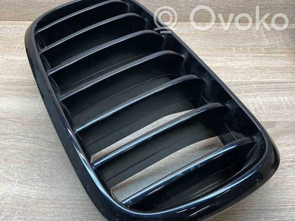 BMW X5 F15 Etupuskurin ylempi jäähdytinsäleikkö 