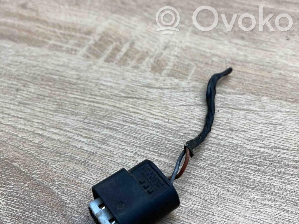 Plug wire   8373330
