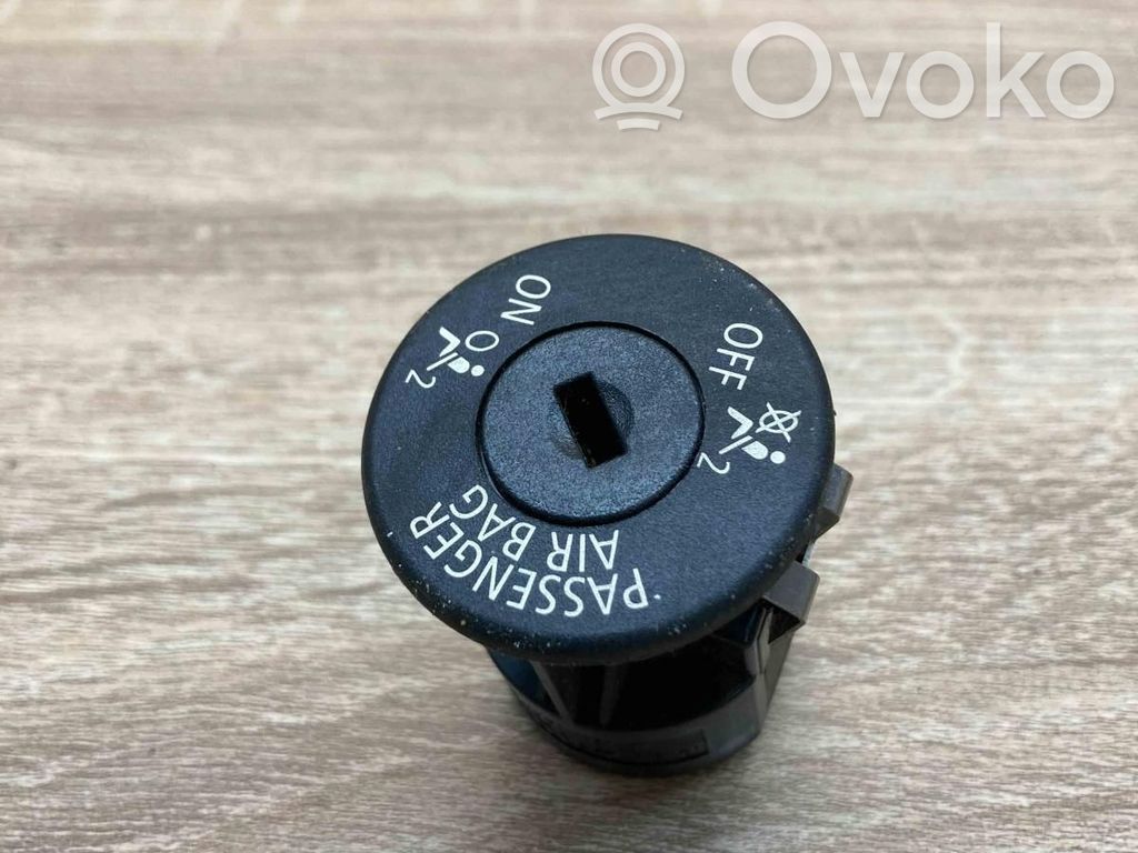Passenger airbag on/off switch   6974643
