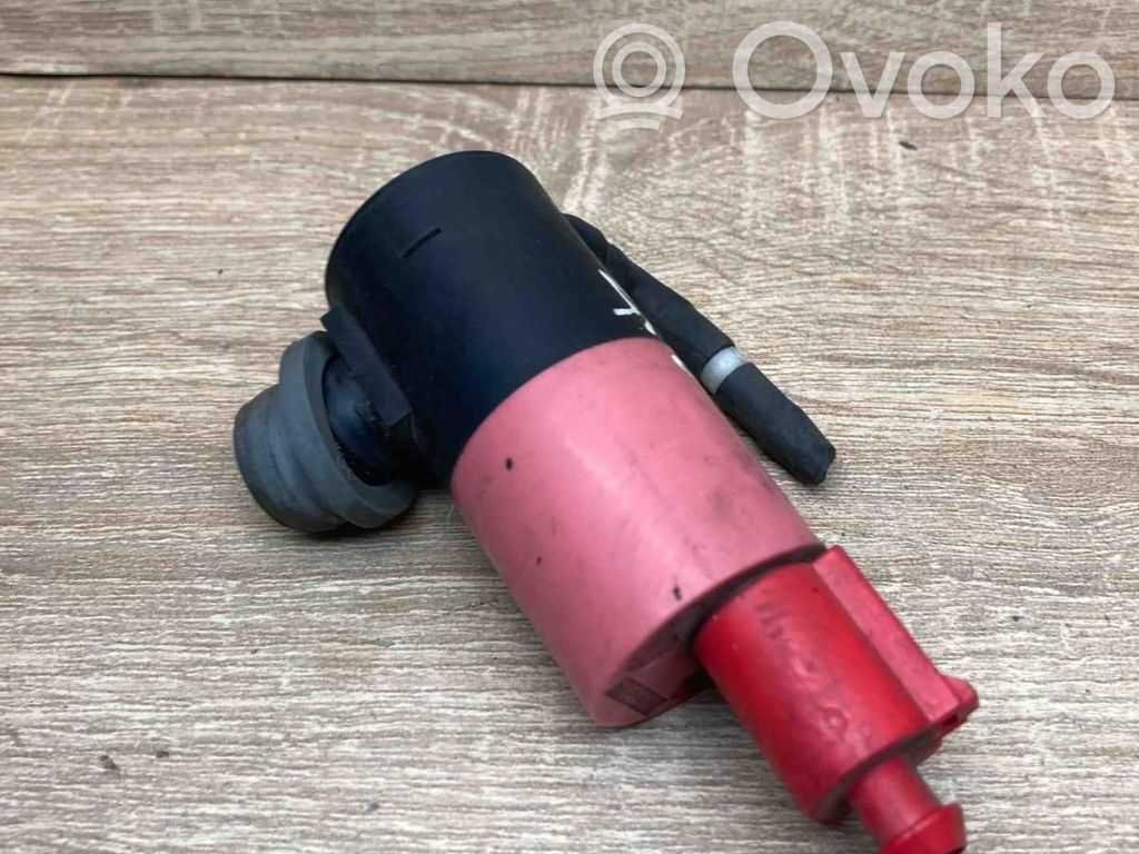 Pompa spryskiwacza szyby przedniej / czołowej   303581131,WITHPLUG
