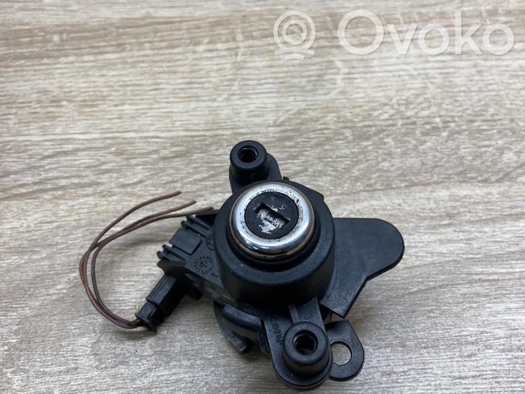 Tailgate/trunk/boot lock/latch/bracket   8196052