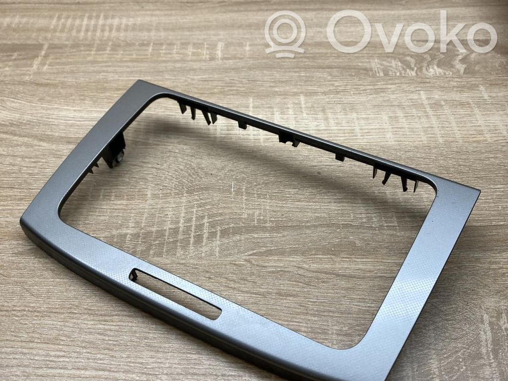 Volkswagen PASSAT B6 Mascherina unità principale autoradio/GPS 