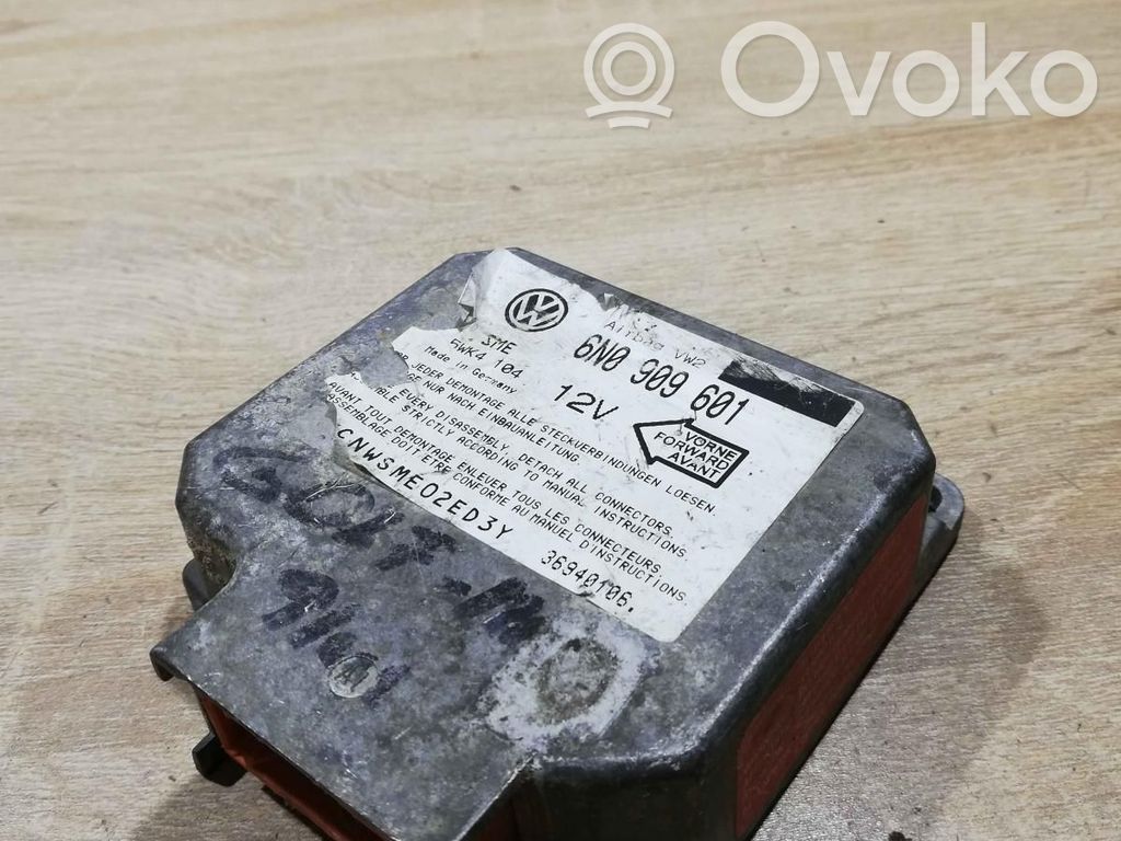 Volkswagen PASSAT B4 Sterownik / Moduł Airbag 