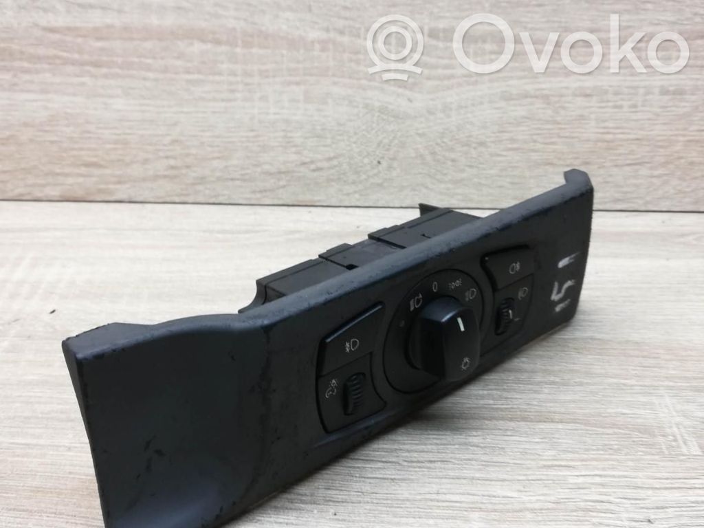 Light switch   6925296