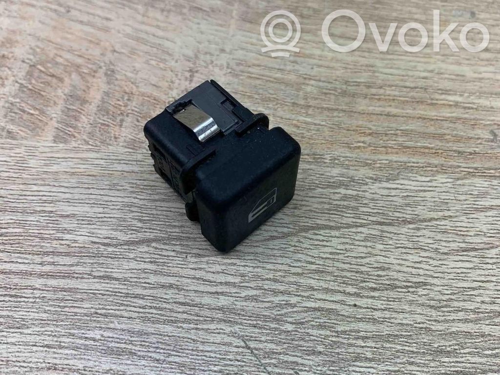 Central locking switch button   8360828