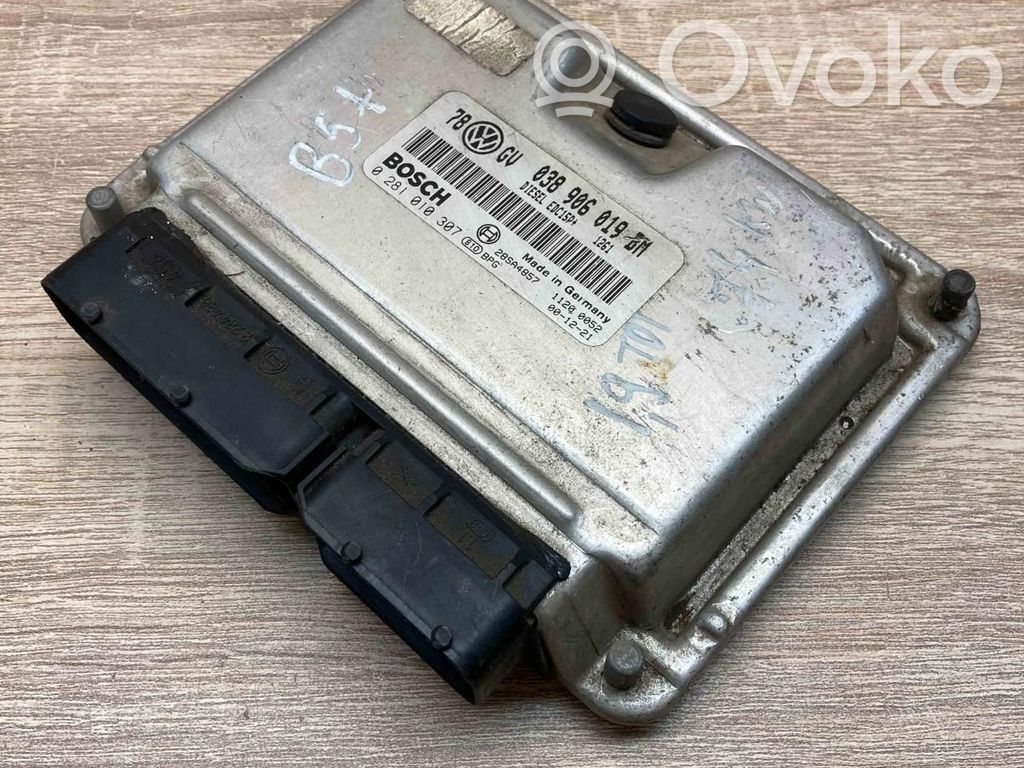 Volkswagen PASSAT B5.5 Unitate control motor/modul ECU 