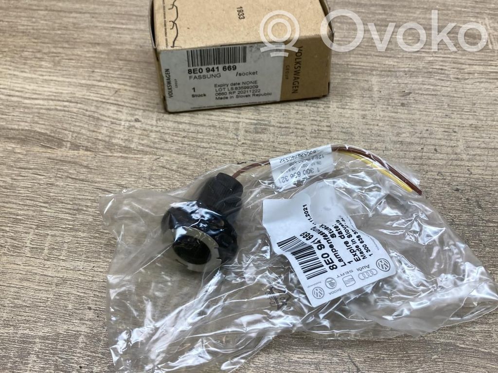 Audi A4 S4 B7 8E 8H Element lampy przedniej 