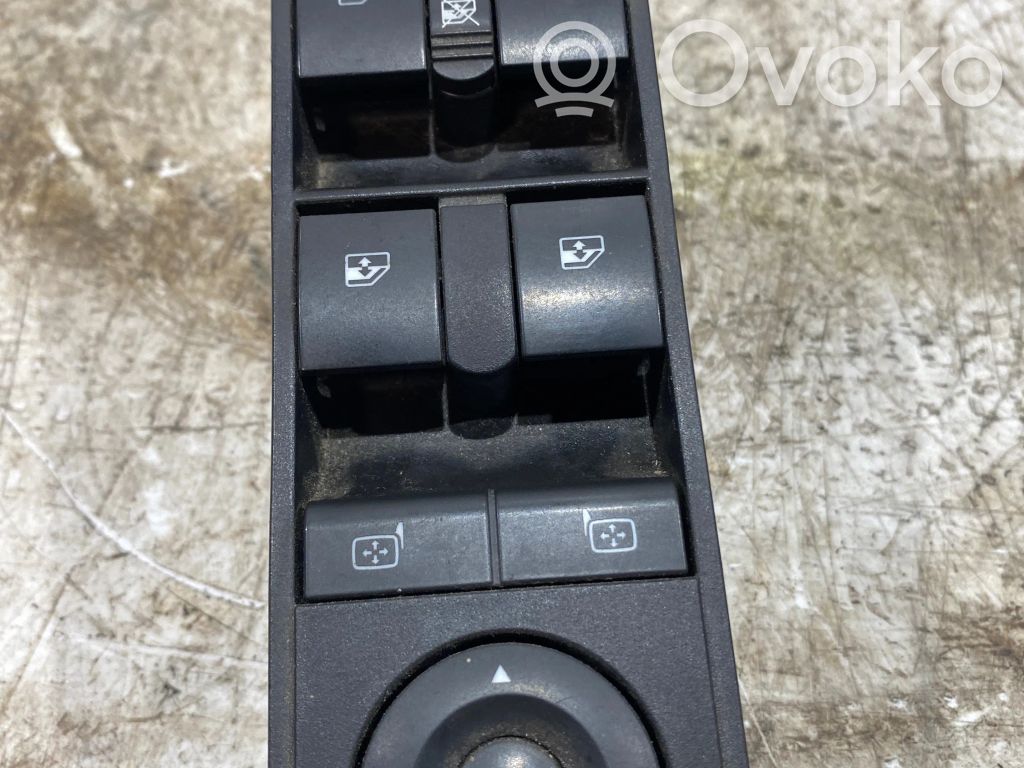 Opel Astra H Przyciski szyb 