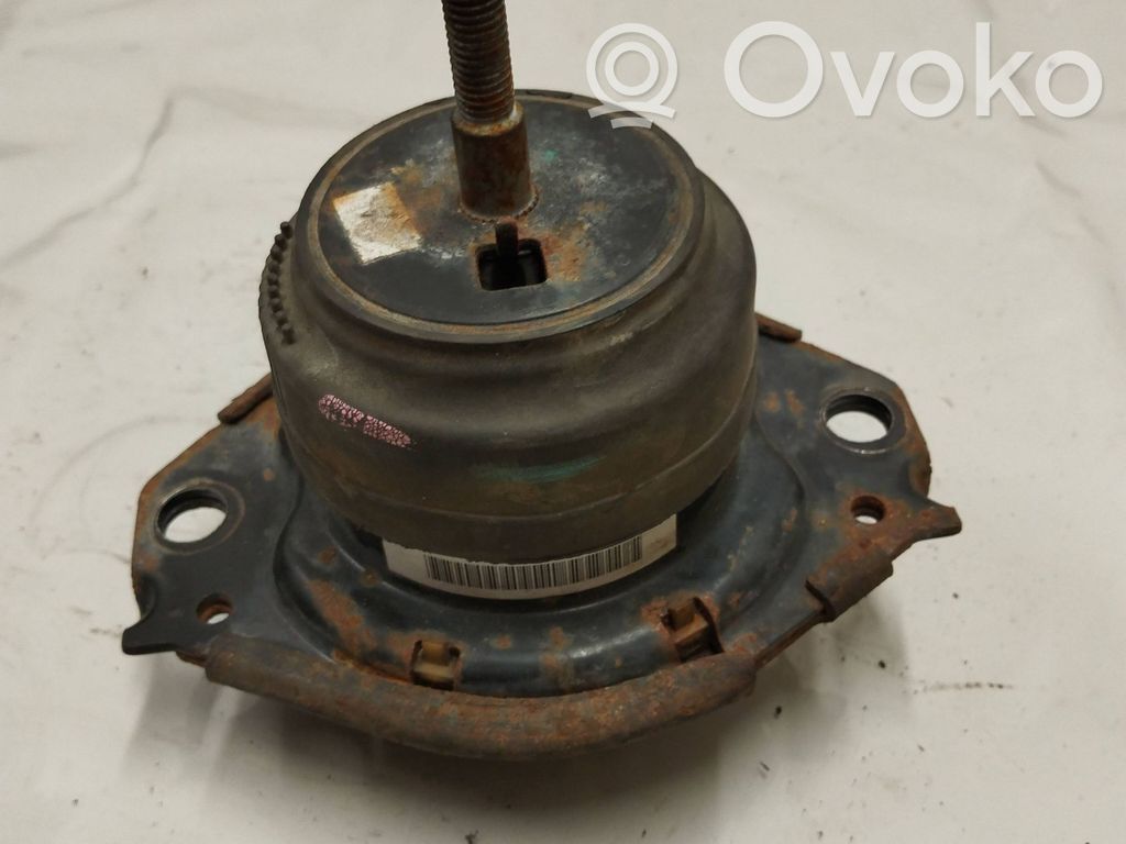 Jeep Grand Cherokee Engine mount bracket 
