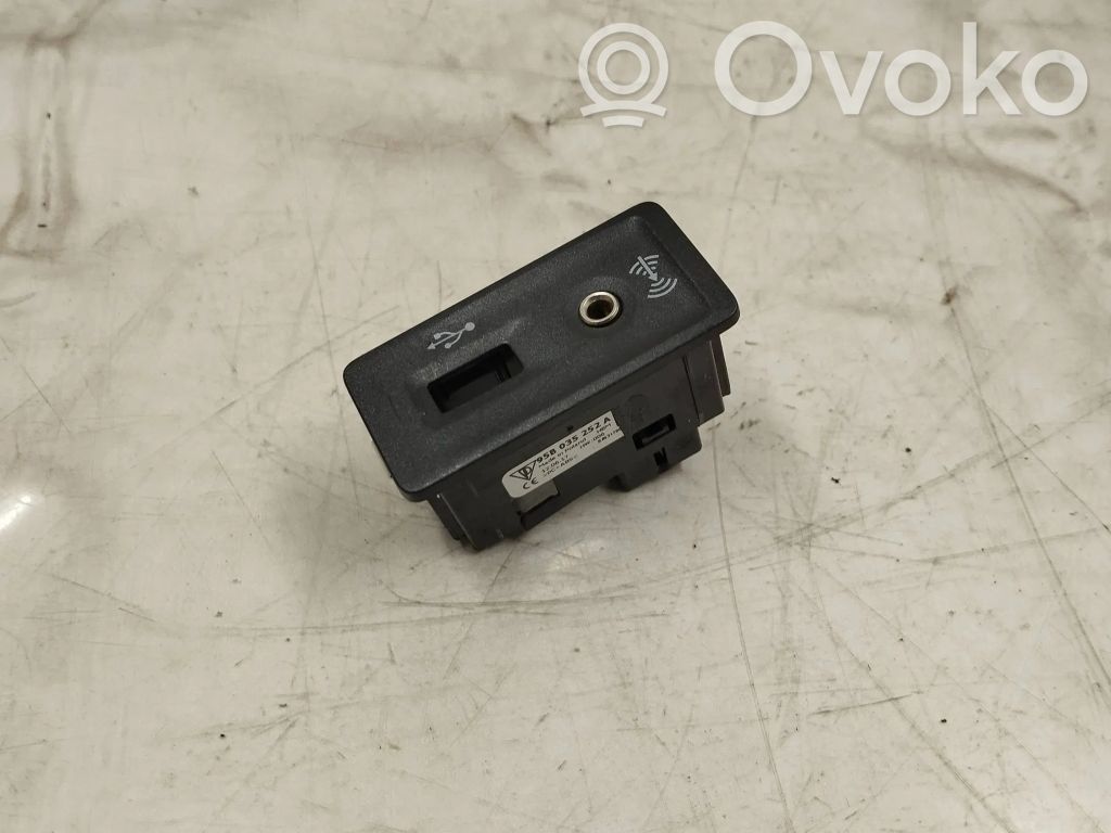 Porsche Macan (95B) AUX in-socket connector 
