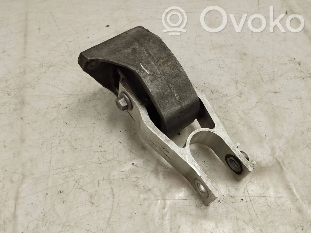 Volvo XC90 Engine mount bracket 