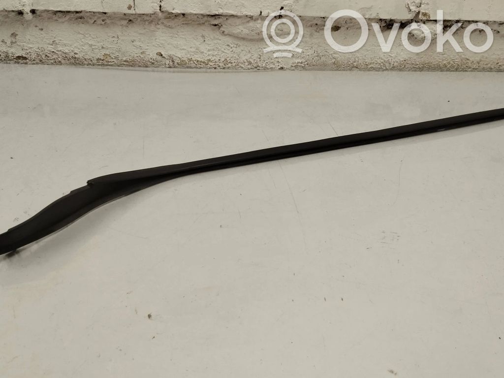 Windshield trim   32210591