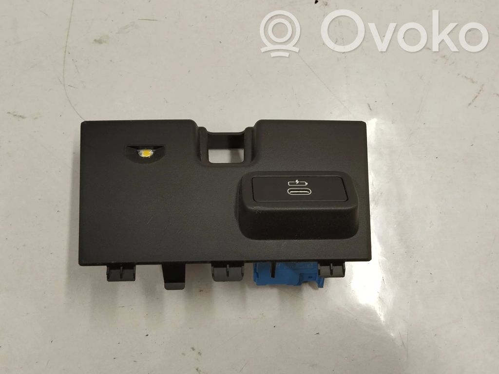BMW 3 G20 G21 USB jungtis 