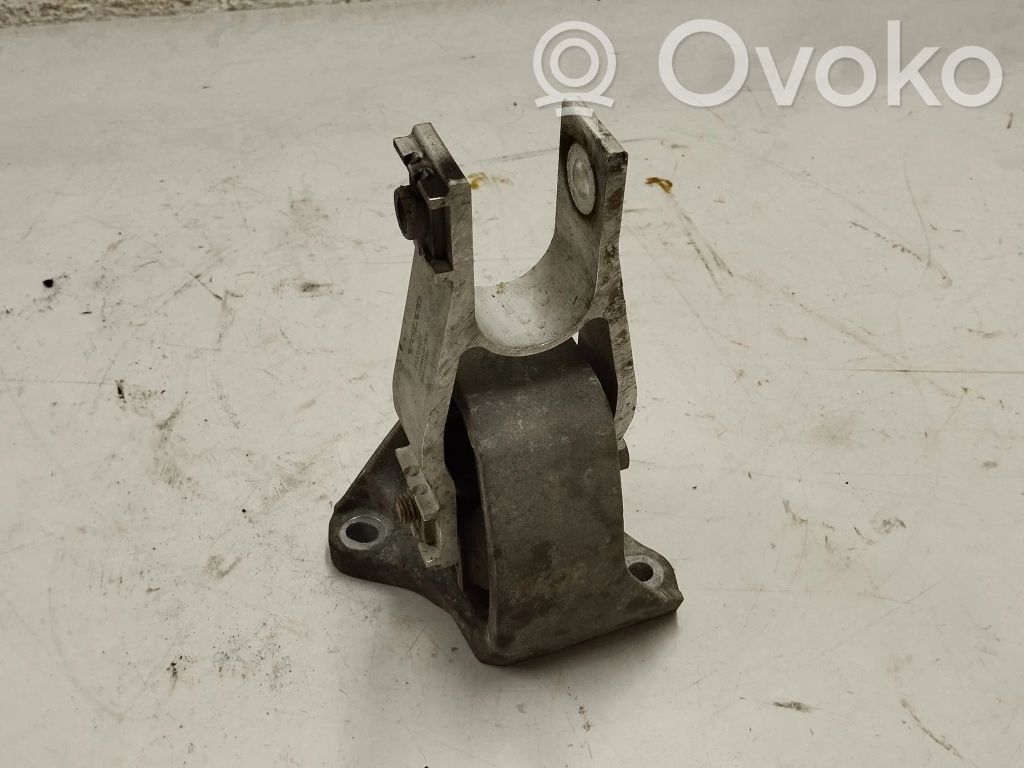 Volvo XC60 Engine mount bracket 