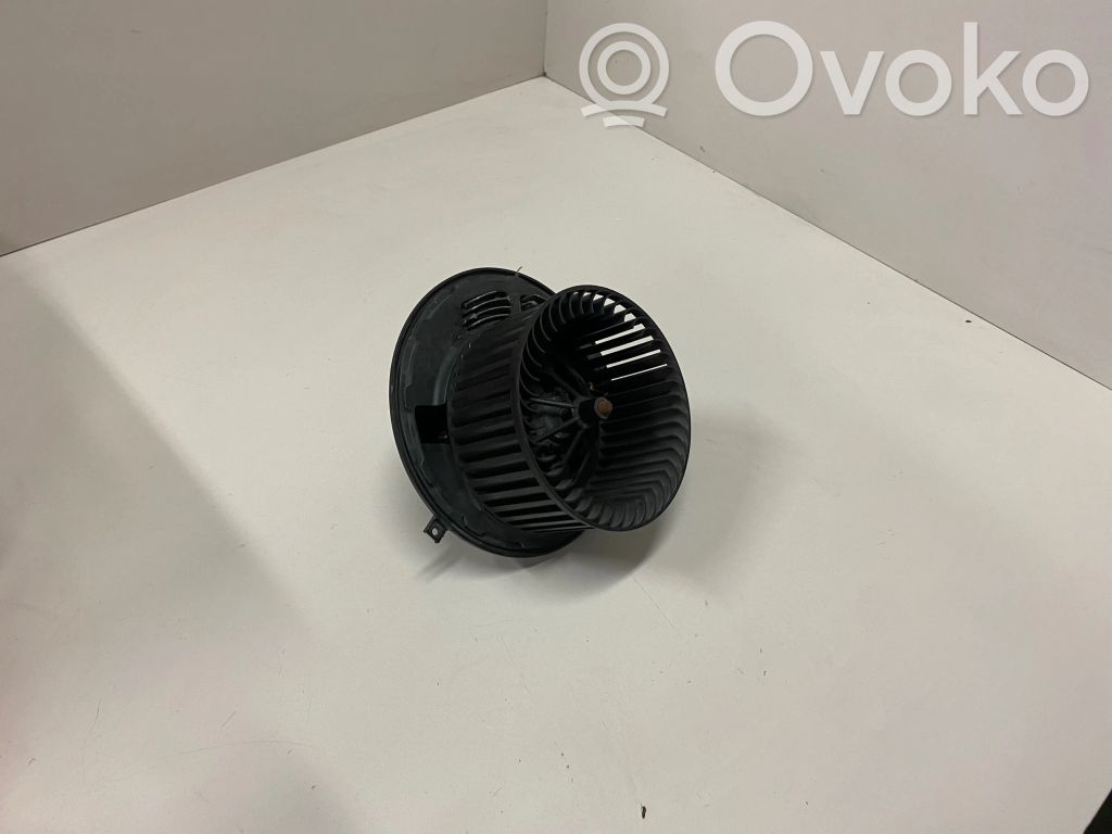 BMW X1 F48 F49 Pečiuko ventiliatorius/ putikas 