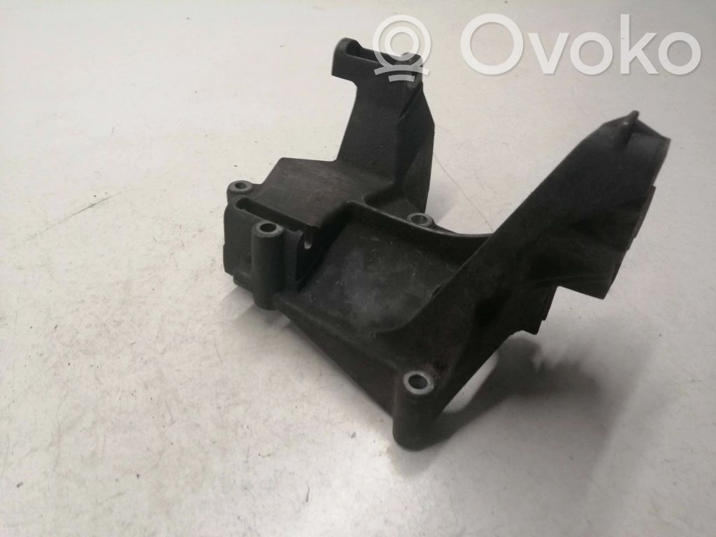Ford Focus Engine mounting bracket 