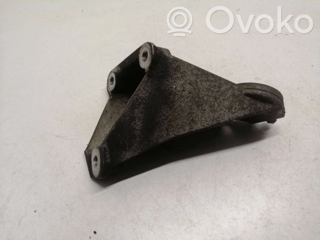 Engine mounting bracket   9209961