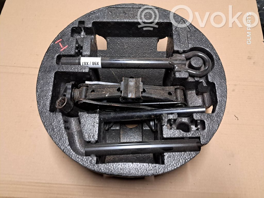 Renault Clio IV Vararenkaan osion verhoilu 