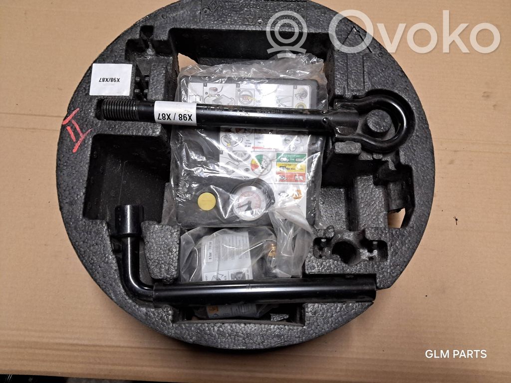 Renault Clio IV Vararenkaan osion verhoilu 