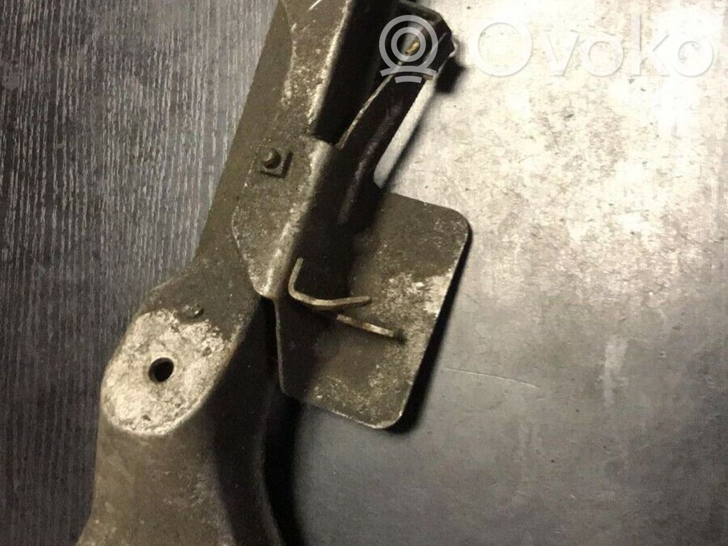 Gearbox mounting bracket   6757103