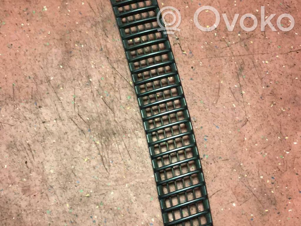 Grille calandre de capot   8208484