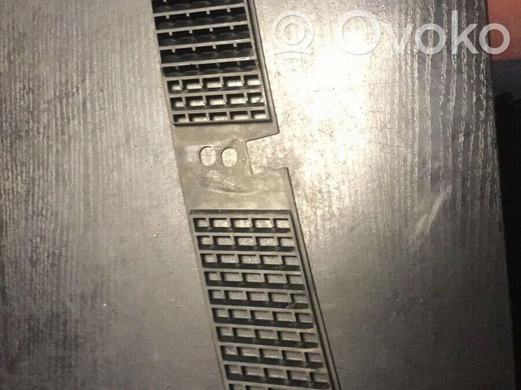 BMW 7 E38 Dzinēja pārsega dekoratīvais režģis 
