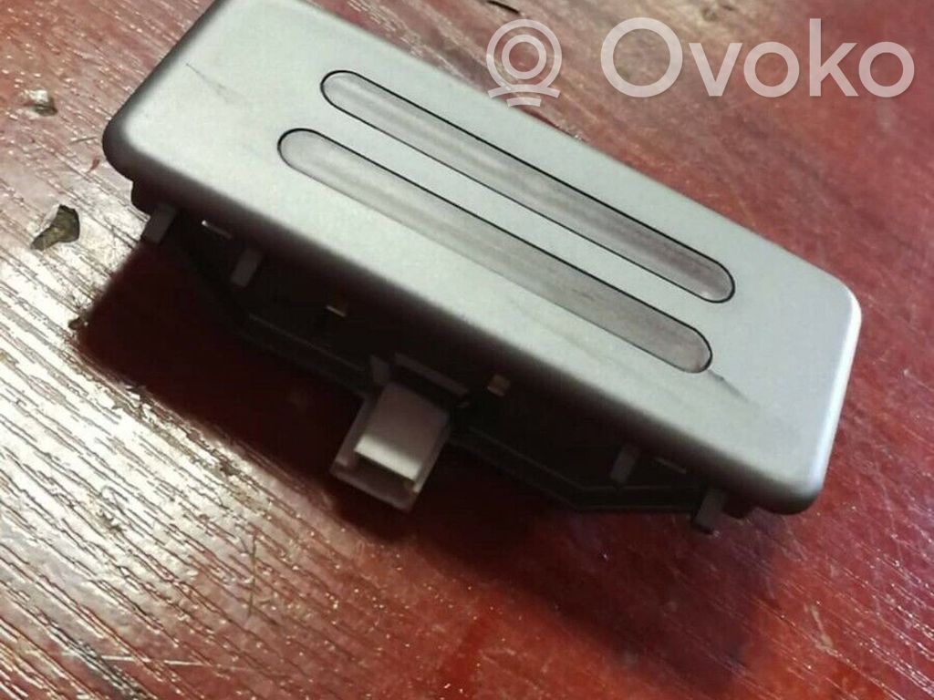 Front seat light   6902972