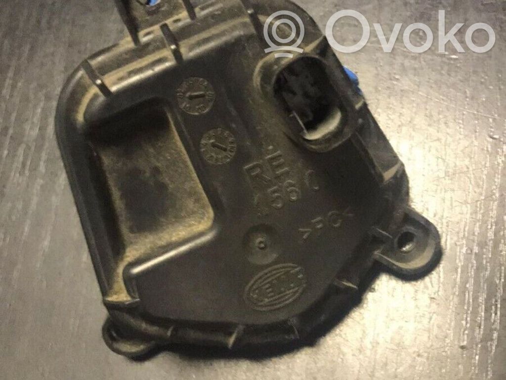 Cache-poussière de phare avant   RE156010