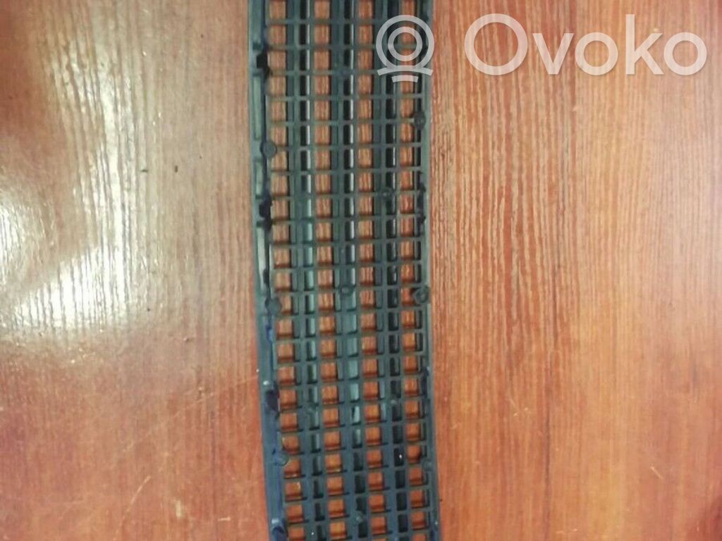 Grille calandre de capot   8223238