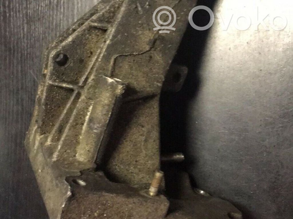 BMW 5 E39 Engine mounting bracket 