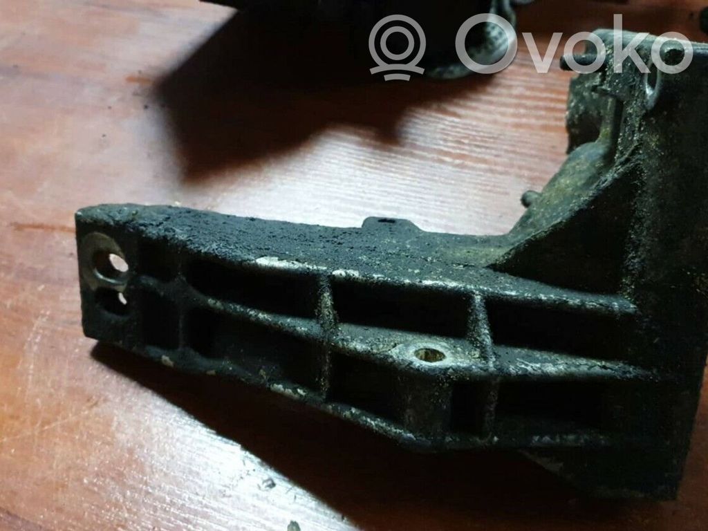 Engine mounting bracket   1704583