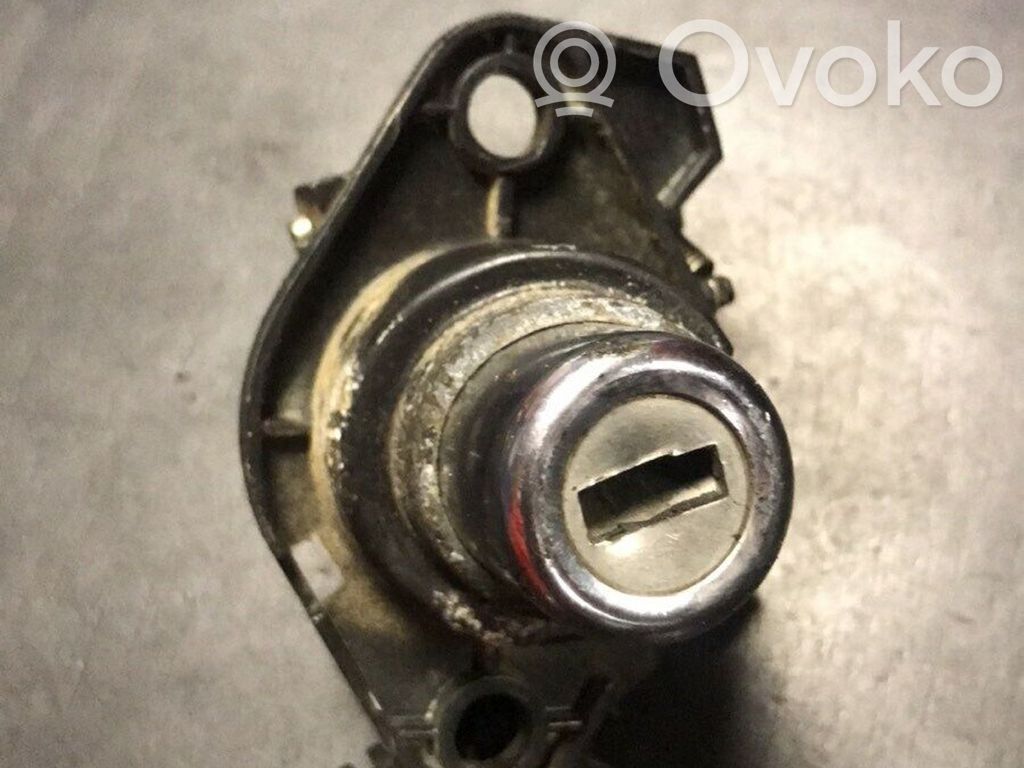 BMW 5 E34 Aizmugurējā pārsega slēdzene (ārpusē) 